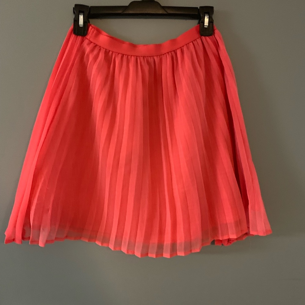 Pink pleated mini skirt